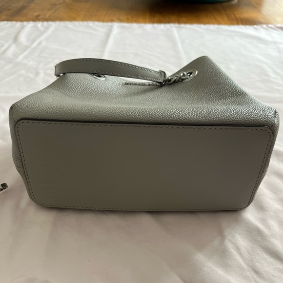 MAKE ME AN OFFER Kors pebble soft leather purse. Light dove grey - Picture 5 of 9